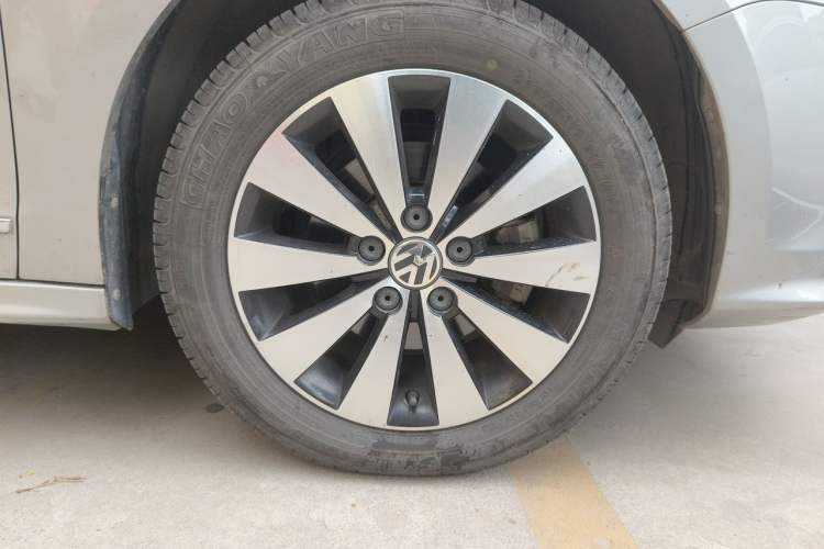 Used Volkswagen Sagitar 2017 1.6L Manual Comfort Model Right Front Wheel Hub