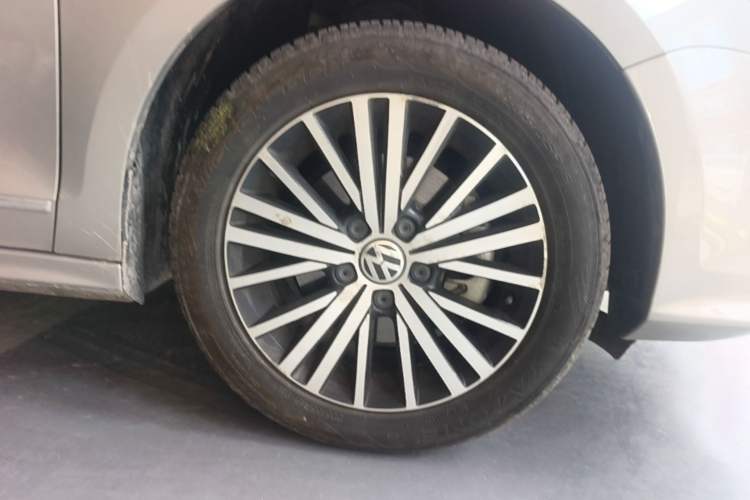 Used Volkswagen Sagitar 2017 230TSI Automatic Luxury Edition Right Front Wheel Hub