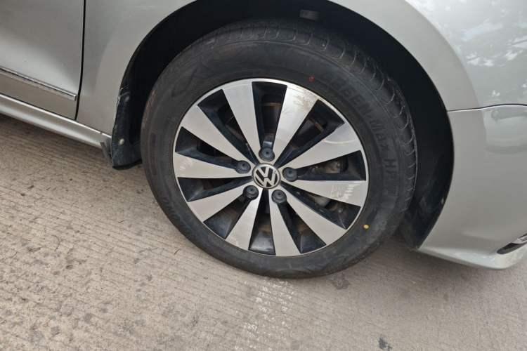 Used Volkswagen Sagitar 2017 230TSI Automatic Comfort Version Right Front Wheel Hub