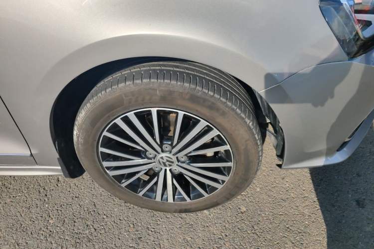 Used Volkswagen Sagitar 2017 230TSI Automatic Luxury Edition Right Front Wheel Hub