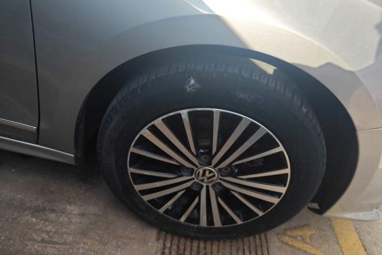 Used Volkswagen Sagitar 2017 230TSI Automatic Luxury Edition Right Front Wheel Hub