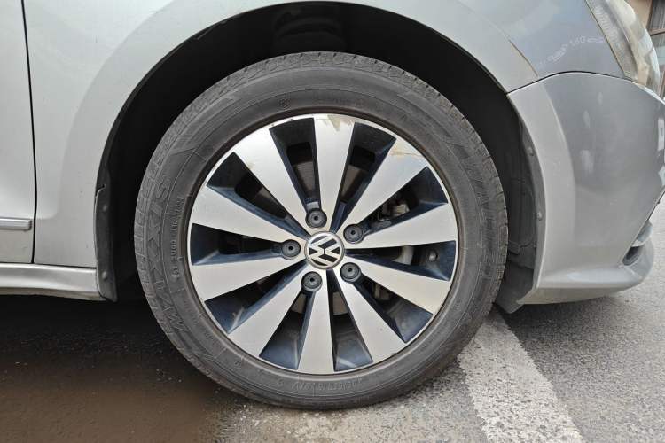 Used Volkswagen Sagitar 2017 230TSI Automatic Comfort Version Right Front Wheel Hub