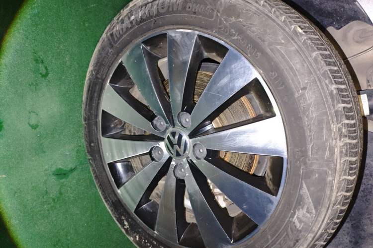 Used Volkswagen Sagitar 2017 230TSI Automatic Comfort Version Right Front Wheel Hub