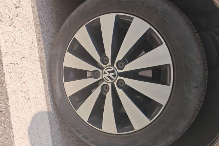 Used Volkswagen Sagitar 2017 230TSI Automatic Comfort Version Right Front Wheel Hub