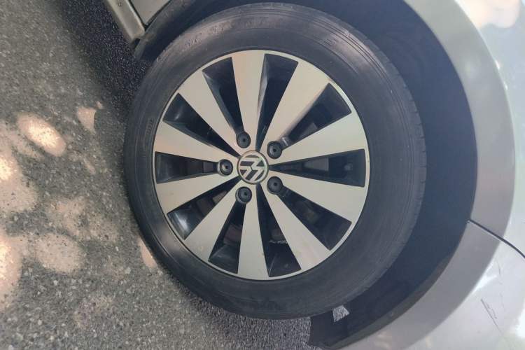 Used Volkswagen Sagitar 2017 1.6L Automatic Comfort Model Right Front Wheel Hub