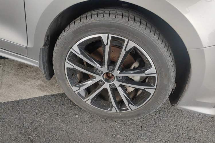 Used Volkswagen Sagitar 2017 230TSI Manual Comfort Model Right Front Wheel Hub
