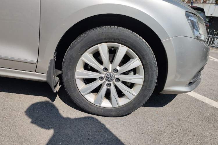 Used Volkswagen Sagitar 2017 1.6L Automatic Comfort Model Right Front Wheel Hub