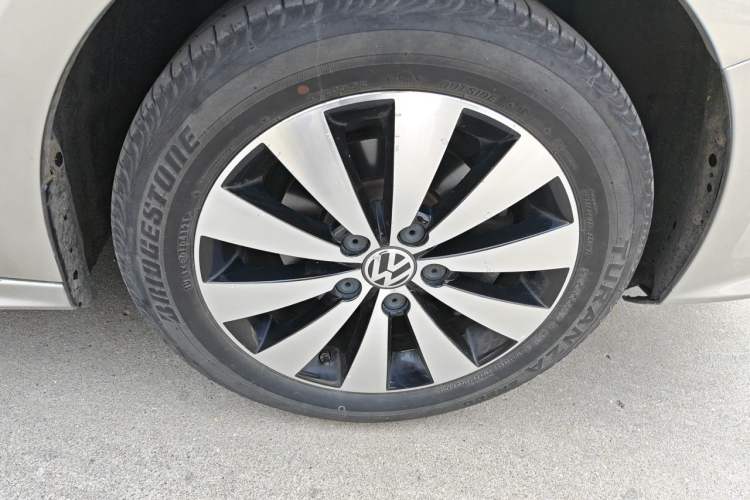 Used Volkswagen Sagitar 2017 1.6L Manual Comfort Model Right Front Wheel Hub