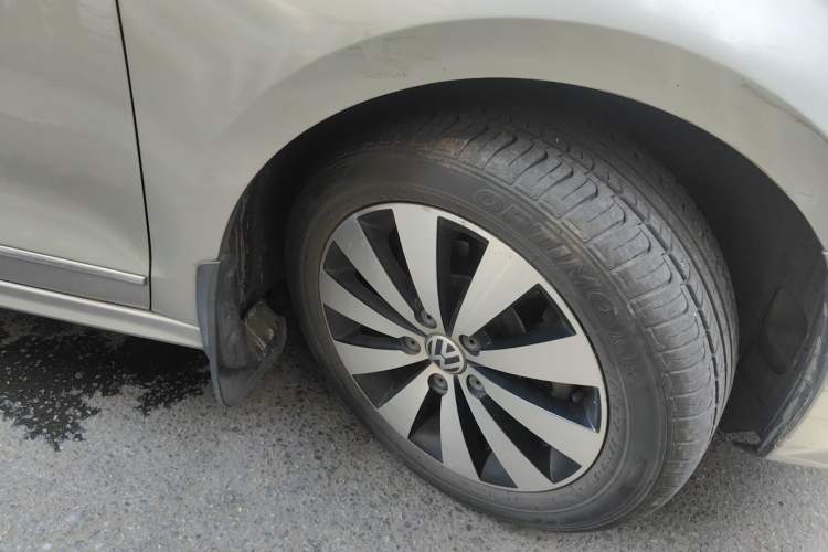 Used Volkswagen Sagitar 2017 1.6L Automatic Comfort Model Right Front Wheel Hub