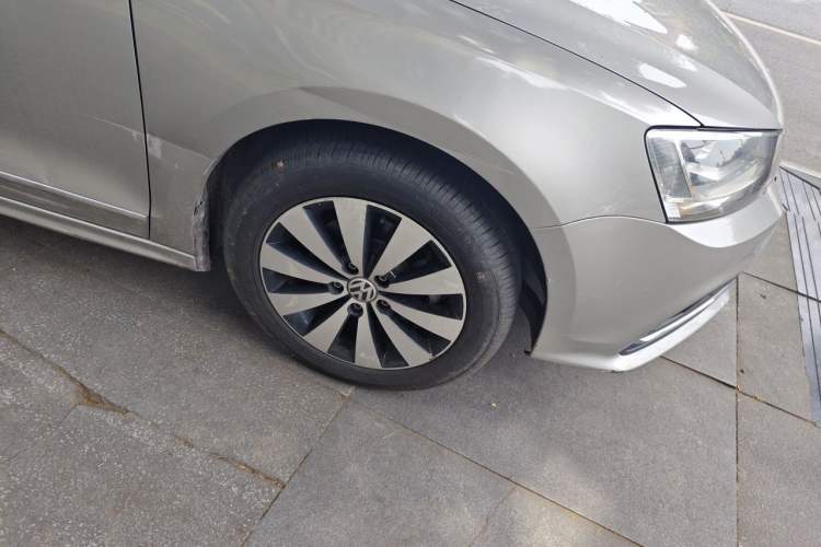 Used Volkswagen Sagitar 2017 1.6L Automatic Comfort Model Right Front Wheel Hub