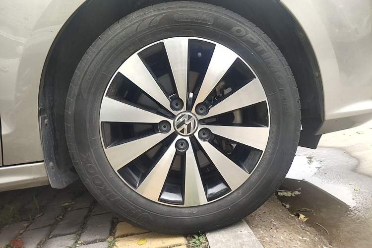 Used Volkswagen Sagitar 2017 230TSI Automatic Comfort Version Right Front Wheel Hub