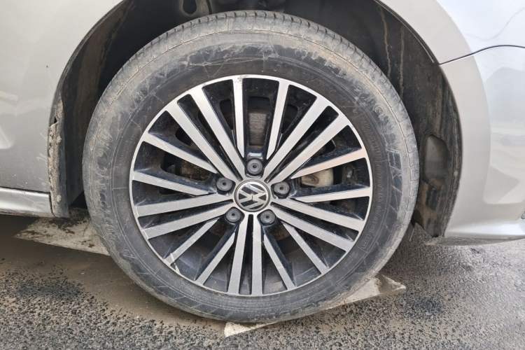 Used Volkswagen Sagitar 2017 230TSI Automatic Luxury Edition Right Front Wheel Hub