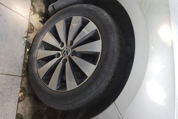 Used Volkswagen Sagitar 2017 230TSI Automatic Comfort Version Right Front Wheel Hub