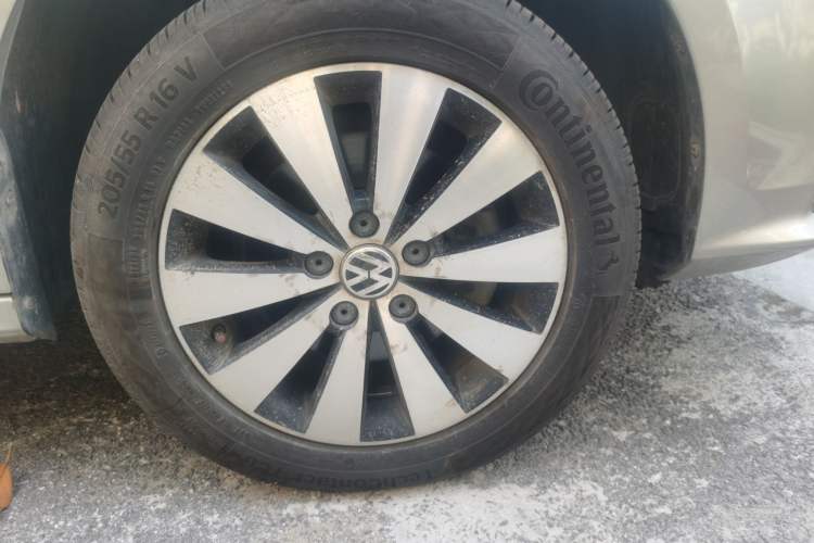 Used Volkswagen Sagitar 2017 230TSI Automatic Comfort Version Right Front Wheel Hub