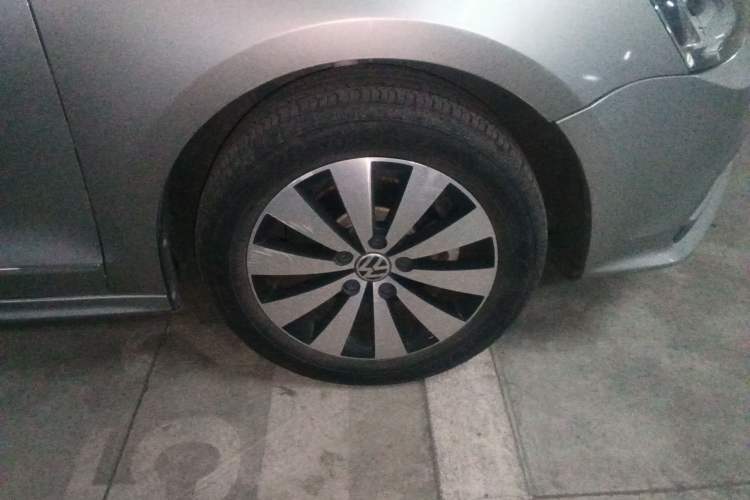 Used Volkswagen Sagitar 2017 1.6L Automatic Comfort Model Right Front Wheel Hub
