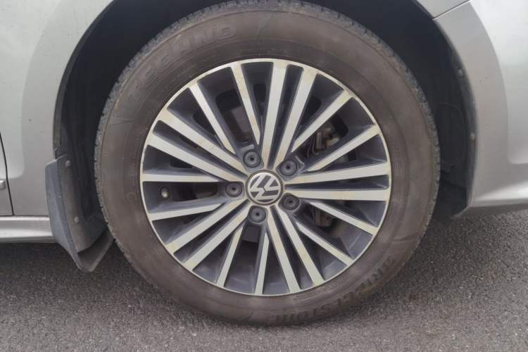 Used Volkswagen Sagitar 2017 230TSI Automatic Luxury Edition Right Front Wheel Hub