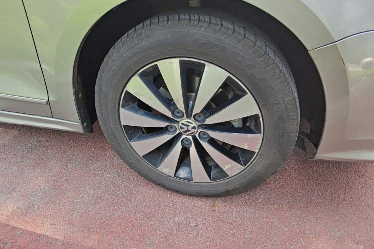 Used Volkswagen Sagitar 2017 1.6L Automatic Comfort Model Right Front Wheel Hub