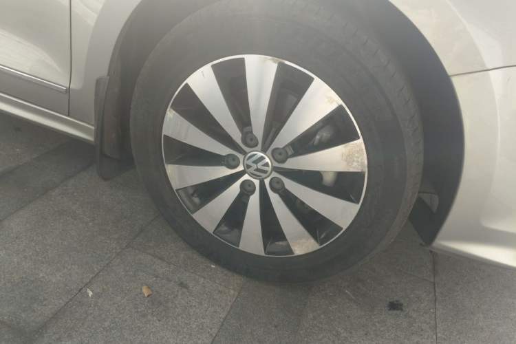Used Volkswagen Sagitar 2017 230TSI Automatic Comfort Version Right Front Wheel Hub
