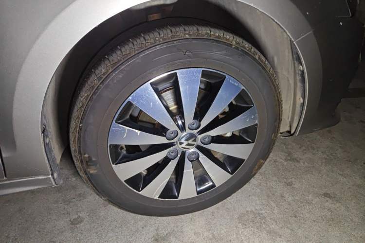 Used Volkswagen Sagitar 2017 1.6L Automatic Comfort Model Right Front Wheel Hub