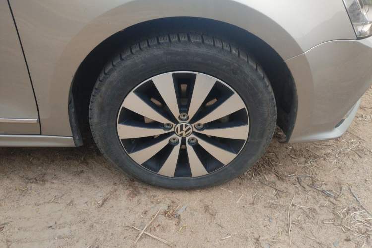 Used Volkswagen Sagitar 2017 1.6L Automatic Comfort Model Right Front Wheel Hub