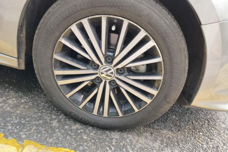 Used Volkswagen Sagitar 2017 230TSI Automatic Luxury Edition Right Front Wheel Hub
