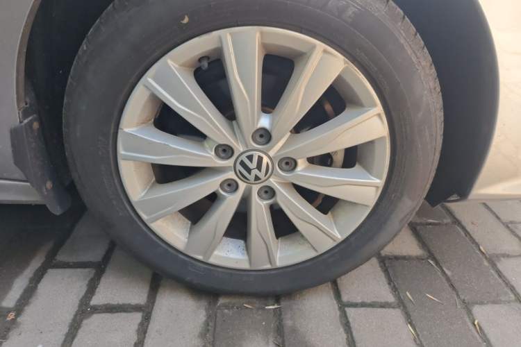 Used Volkswagen Sagitar 2017 1.6L Automatic Comfort Model Right Front Wheel Hub