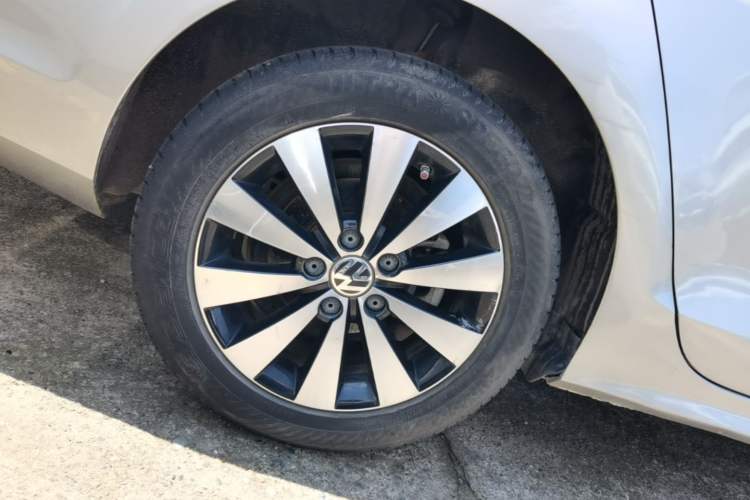 Used Volkswagen Sagitar 2017 230TSI Automatic Comfort Version Right Rear Wheel Hub