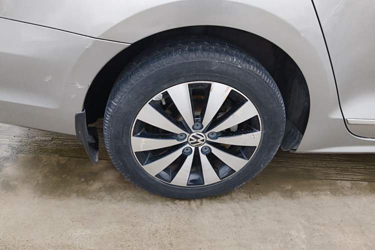 Used Volkswagen Sagitar 2017 230TSI Automatic Comfort Version Right Rear Wheel Hub