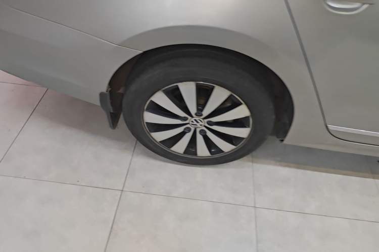 Used Volkswagen Sagitar 2017 230TSI Automatic Comfort Version Right Rear Wheel Hub