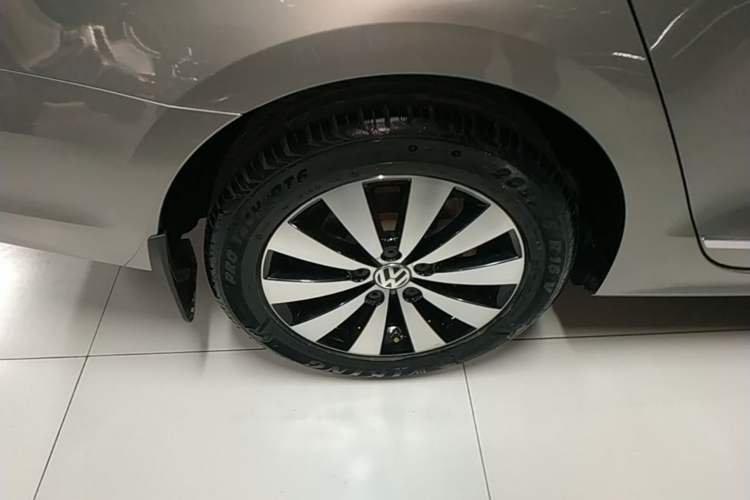Used Volkswagen Sagitar 2017 1.6L Automatic Comfort Model Right Rear Wheel Hub