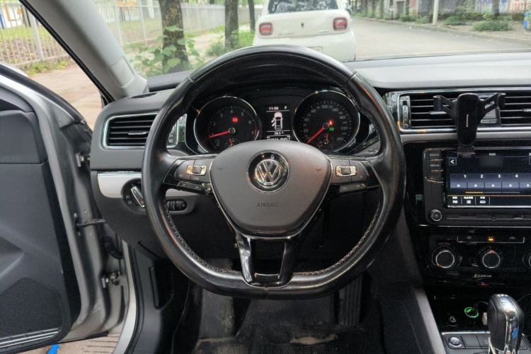 Used Volkswagen Sagitar 2017 230TSI Automatic Comfort Version Steering Wheel