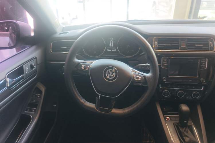 Used Volkswagen Sagitar 2017 230TSI Automatic Luxury Edition Steering Wheel