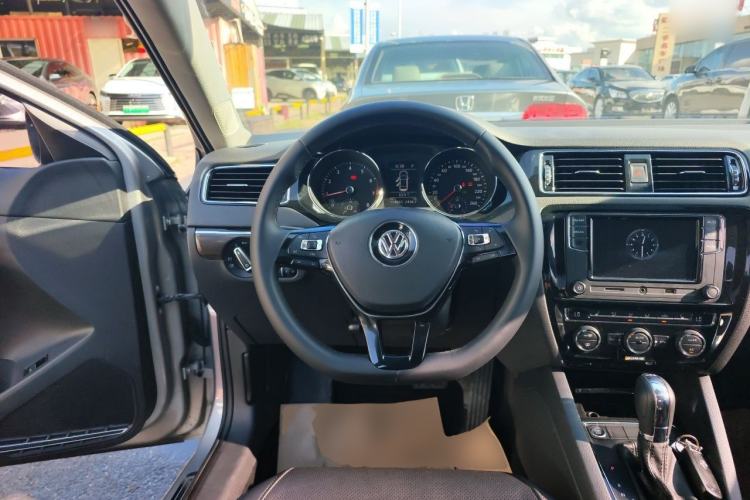 Used Volkswagen Sagitar 2017 230TSI Automatic Luxury Edition Steering Wheel