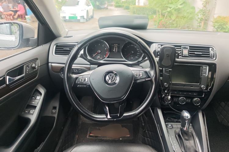 Used Volkswagen Sagitar 2017 230TSI Automatic Luxury Edition Steering Wheel