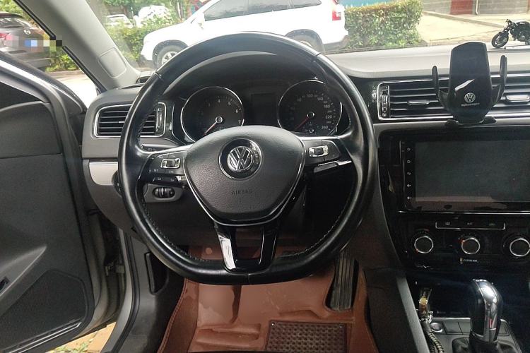 Used Volkswagen Sagitar 2017 230TSI Automatic Comfort Version Steering Wheel