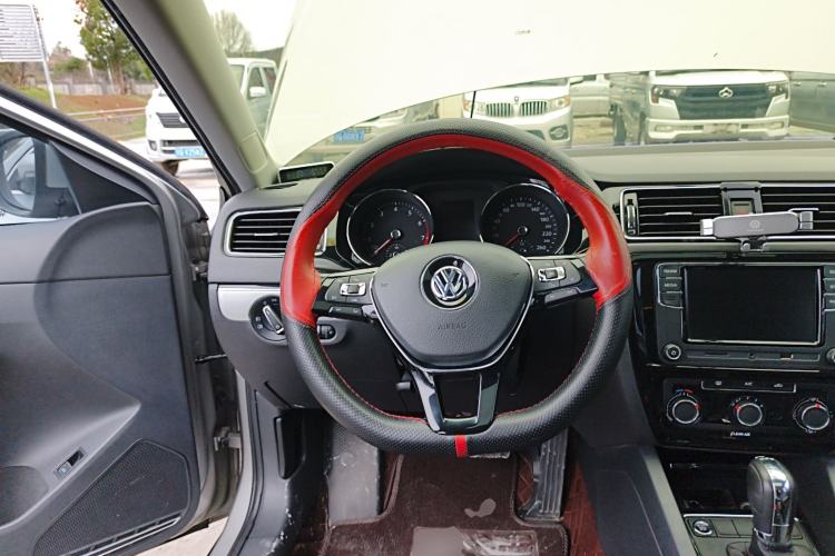 Used Volkswagen Sagitar 2017 230TSI Automatic Comfort Version Steering Wheel