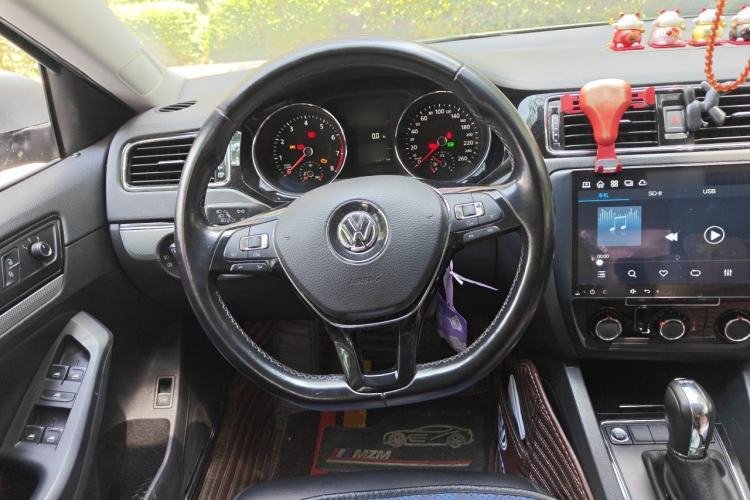 Used Volkswagen Sagitar 2017 230TSI Automatic Comfort Version Steering Wheel