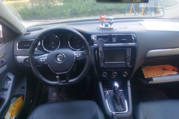 Used Volkswagen Sagitar 2017 230TSI Automatic Comfort Version Steering Wheel