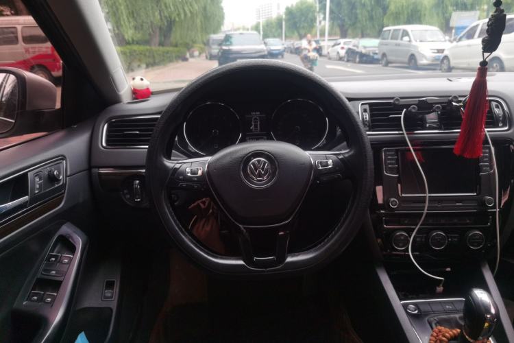 Used Volkswagen Sagitar 2017 230TSI Automatic Luxury Edition Steering Wheel