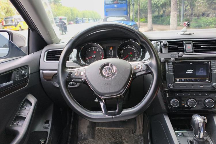 Used Volkswagen Sagitar 2017 230TSI Automatic Luxury Edition Steering Wheel