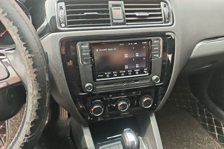 Used Volkswagen Sagitar 2017 1.6L Automatic Comfort Model Audio And AC Panel