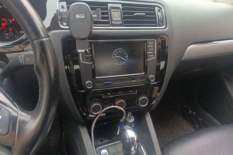 Used Volkswagen Sagitar 2017 230TSI Automatic Comfort Version Audio And AC Panel