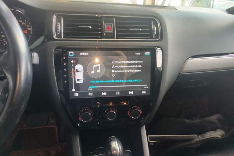 Used Volkswagen Sagitar 2017 1.6L Automatic Comfort Model Audio And AC Panel