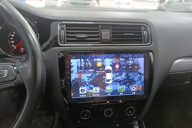 Used Volkswagen Sagitar 2017 180TSI Automatic Luxury Edition Audio And AC Panel