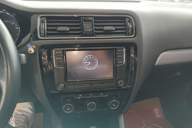 Used Volkswagen Sagitar 2017 180TSI Automatic Leading Model Audio And AC Panel