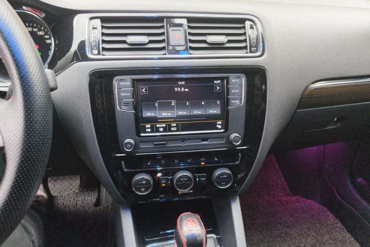 Used Volkswagen Sagitar 2017 230TSI Automatic Luxury Edition Audio And AC Panel