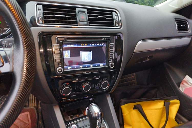 Used Volkswagen Sagitar 2017 230TSI Automatic Comfort Version Audio And AC Panel