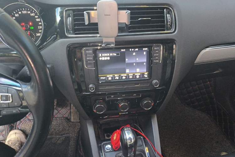 Used Volkswagen Sagitar 2017 230TSI Automatic Comfort Version Audio And AC Panel