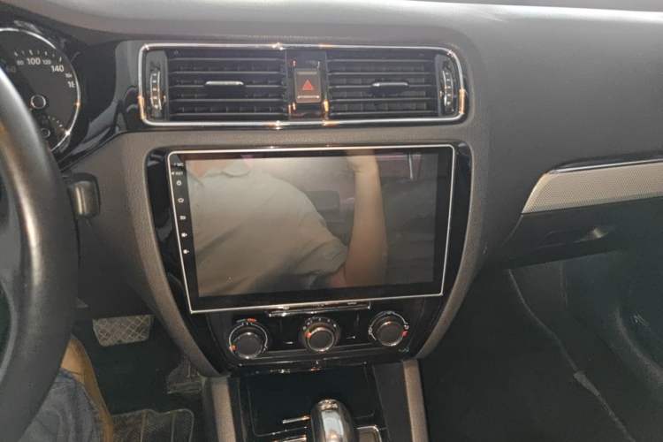 Used Volkswagen Sagitar 2017 230TSI Automatic Comfort Version Audio And AC Panel