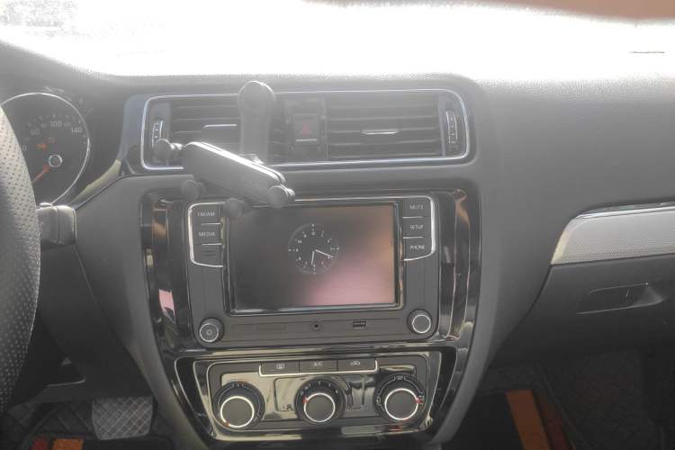 Used Volkswagen Sagitar 2017 1.6L Automatic Comfort Model Audio And AC Panel